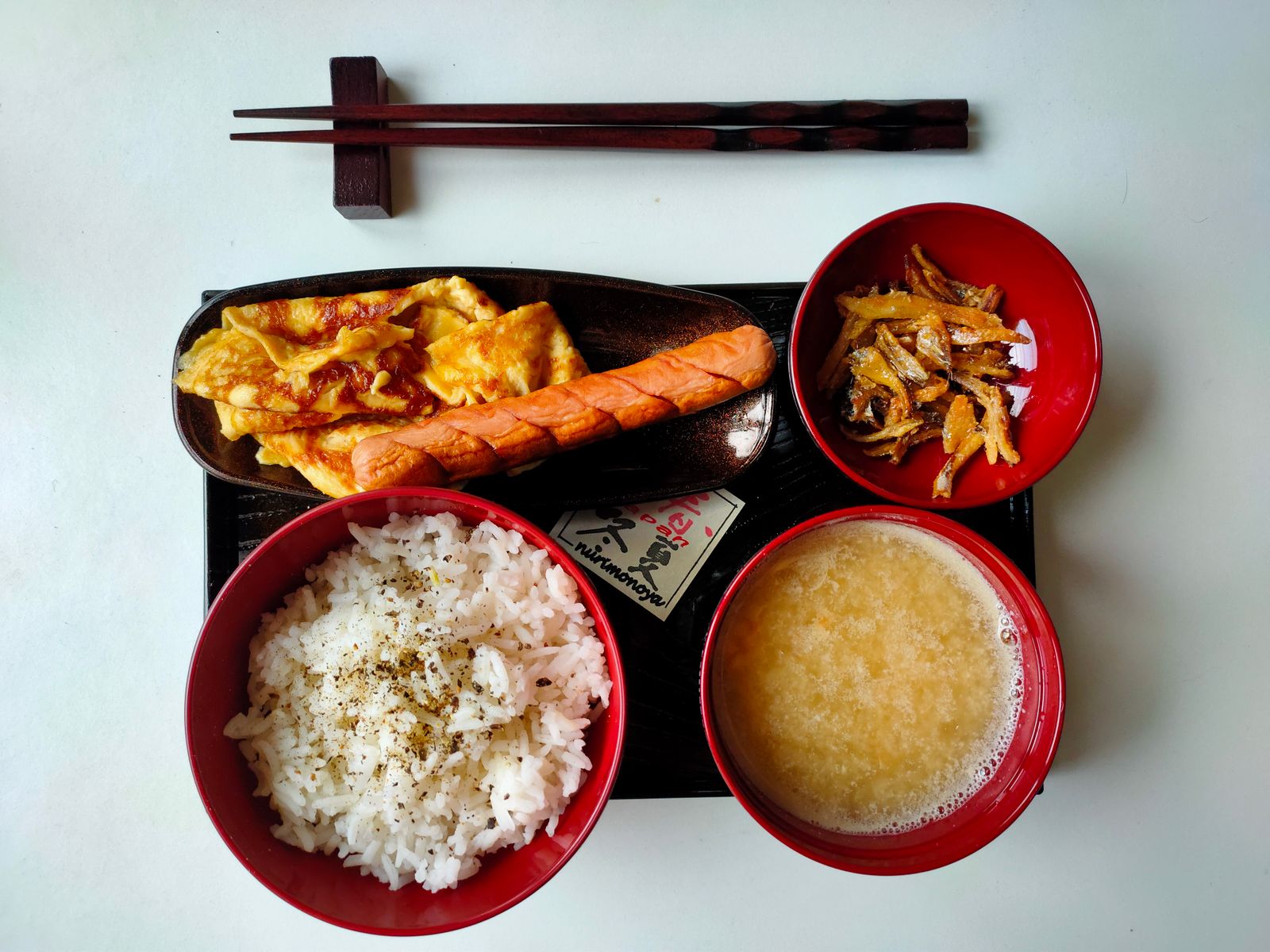 ご飯と味噌汁の並んだ和朝食