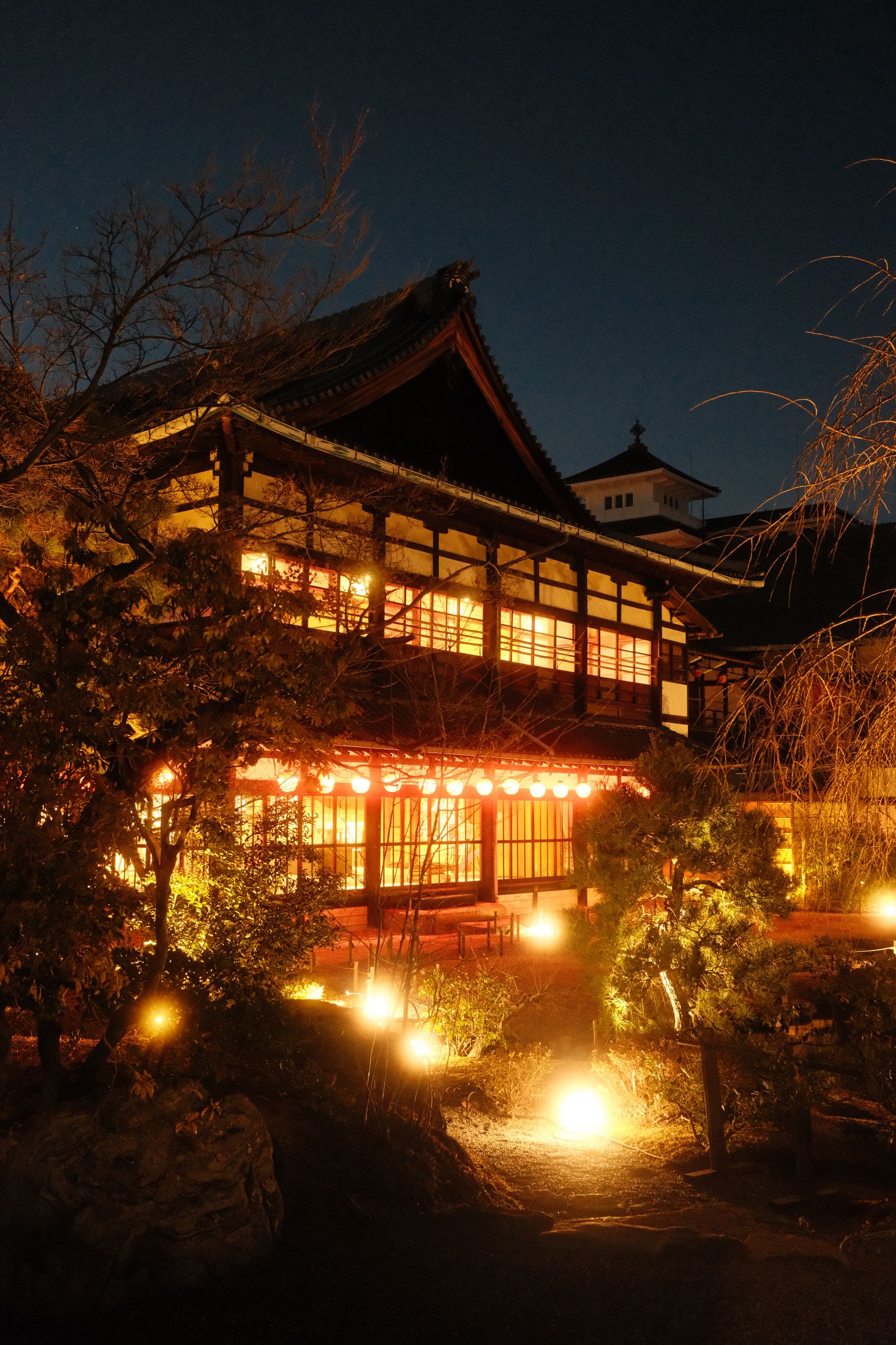 夜、灯りのともる日本家屋